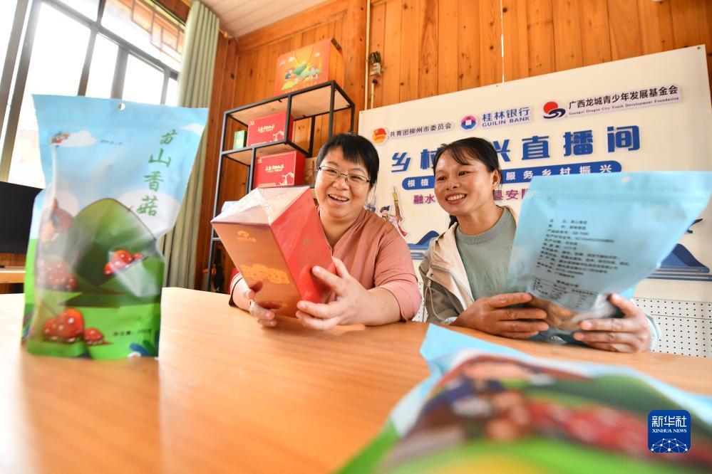 　　楊寧（左）和同事在鄉(xiāng)村振興直播間準備直播工作（10月8日攝）。新華社記者 黃孝邦 攝