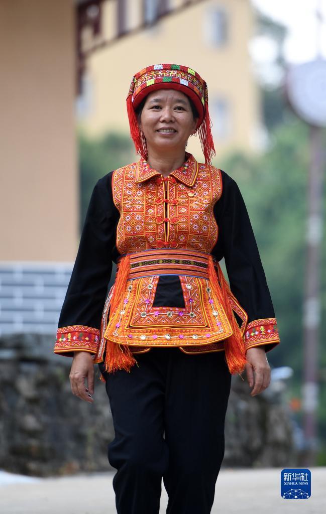 　在廣西蒼梧縣六堡鎮(zhèn)山坪村，祝雪蘭走在村道上（2022年9月22日攝）。新華社記者 陸波岸 攝